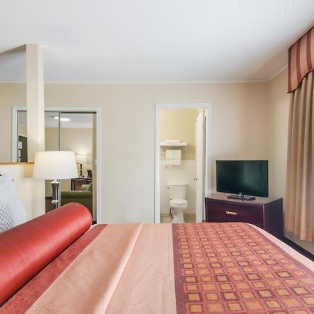 Rodeway Inn Weedsport Esterno foto
