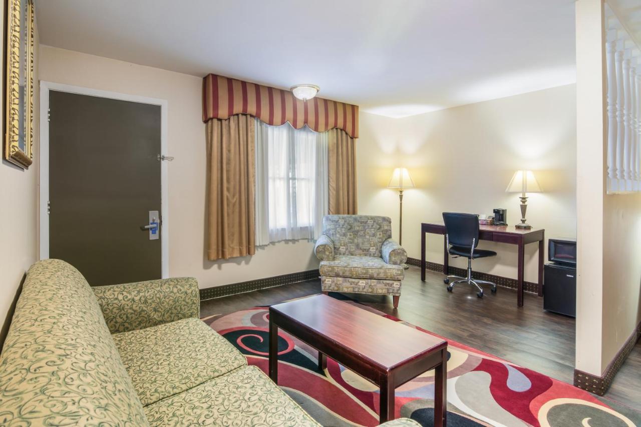 Rodeway Inn Weedsport Esterno foto
