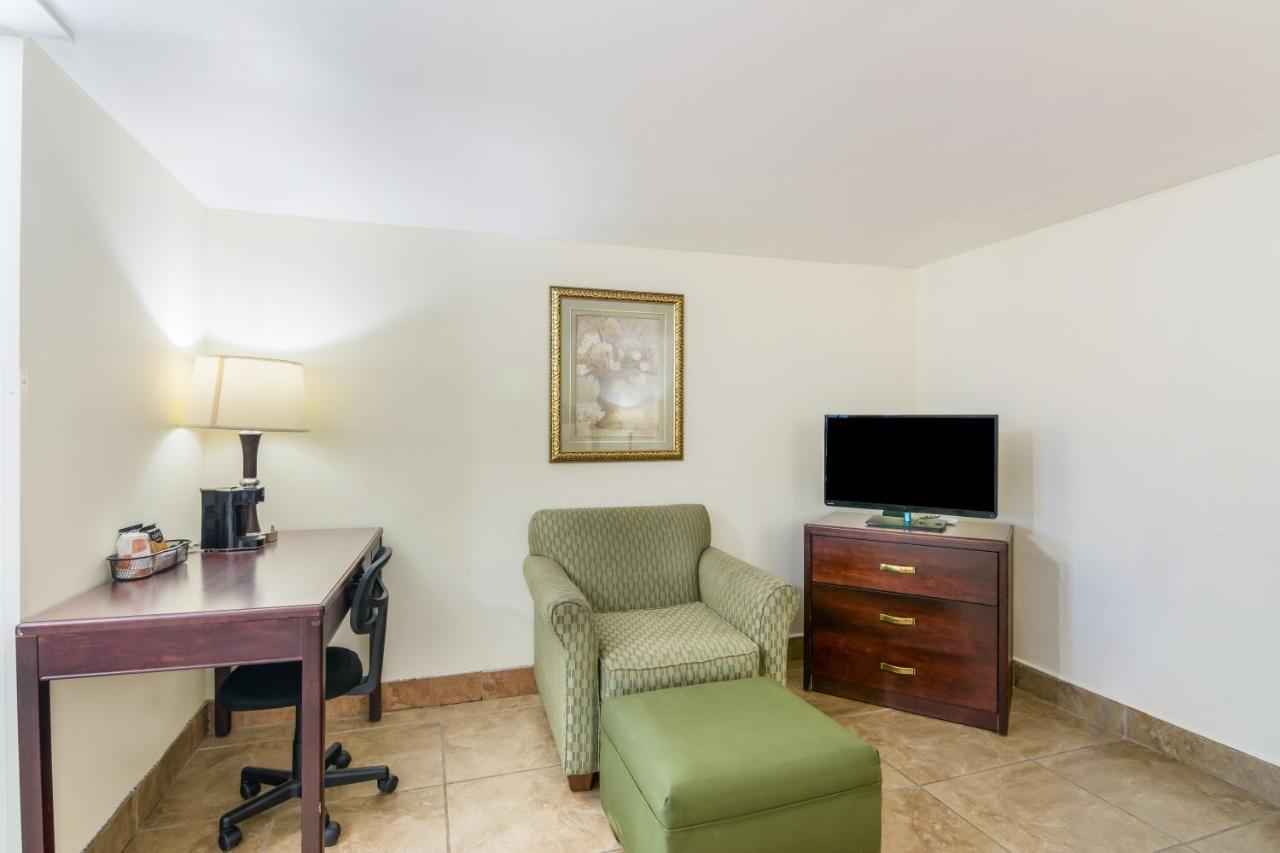 Rodeway Inn Weedsport Esterno foto