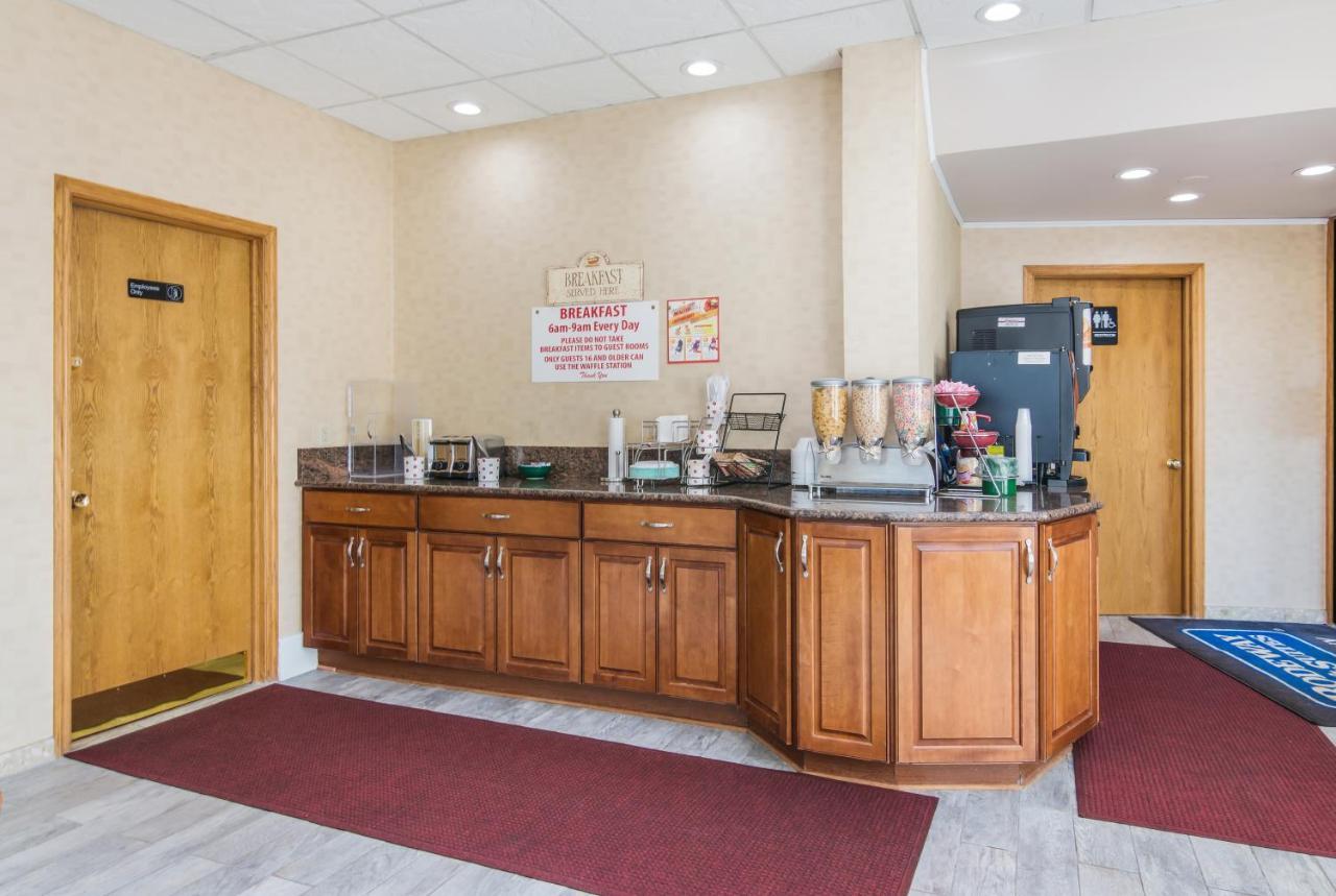 Rodeway Inn Weedsport Esterno foto
