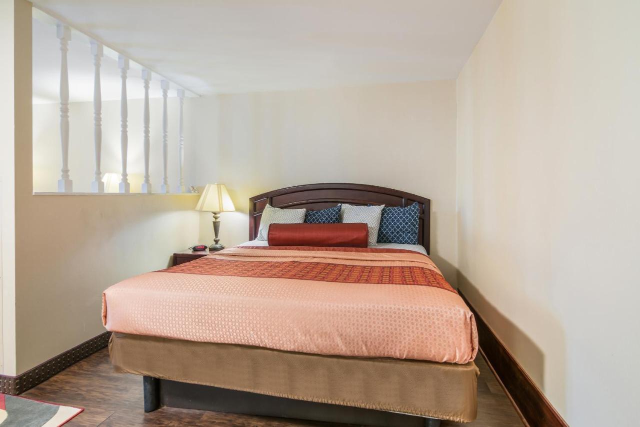 Rodeway Inn Weedsport Esterno foto