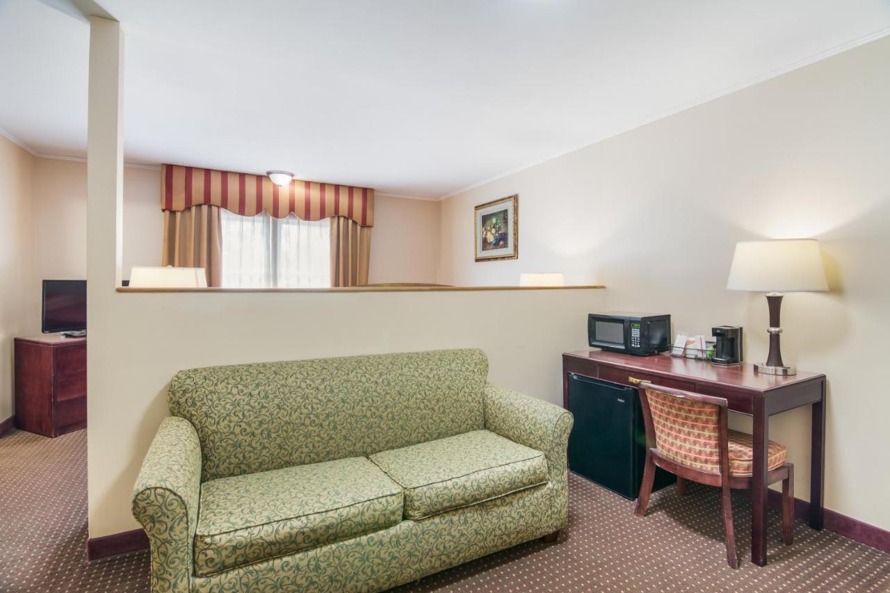 Rodeway Inn Weedsport Esterno foto