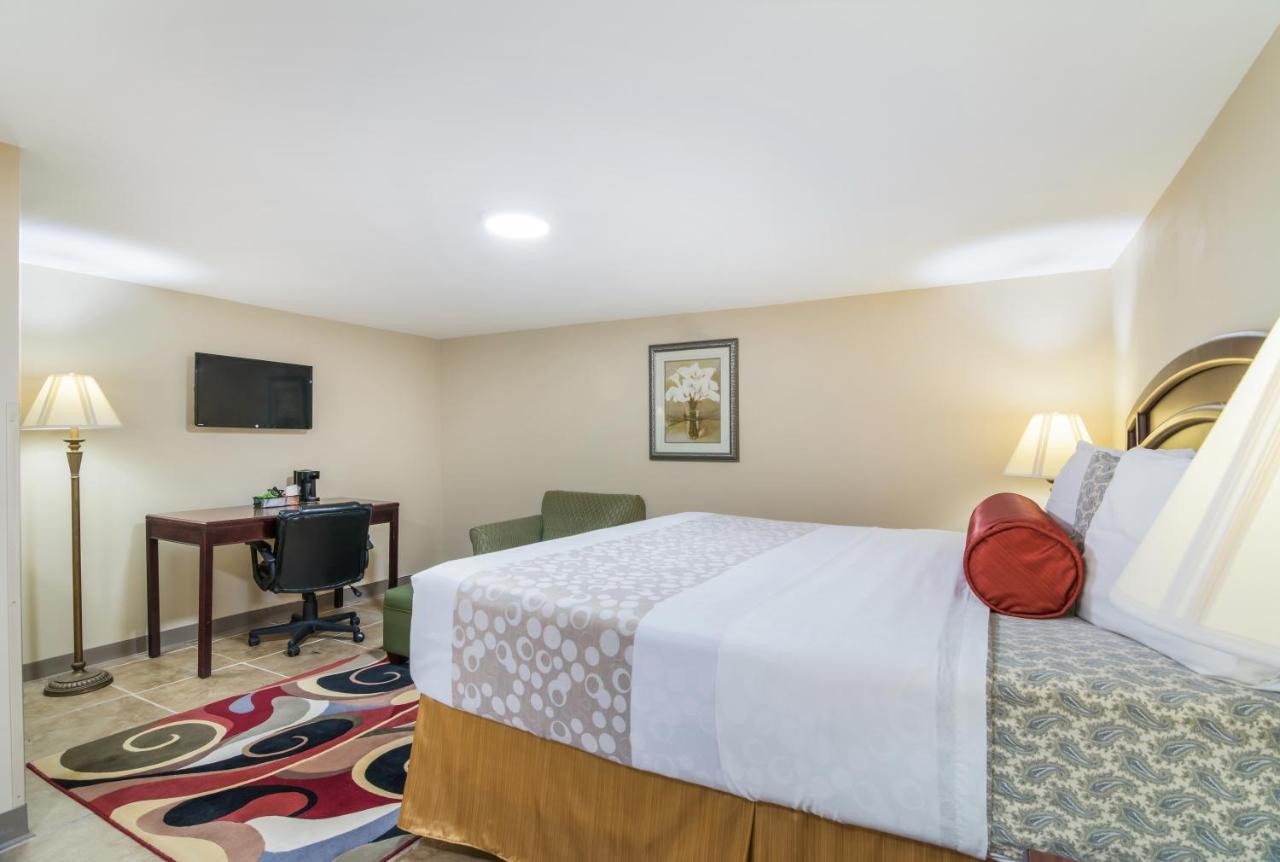 Rodeway Inn Weedsport Esterno foto