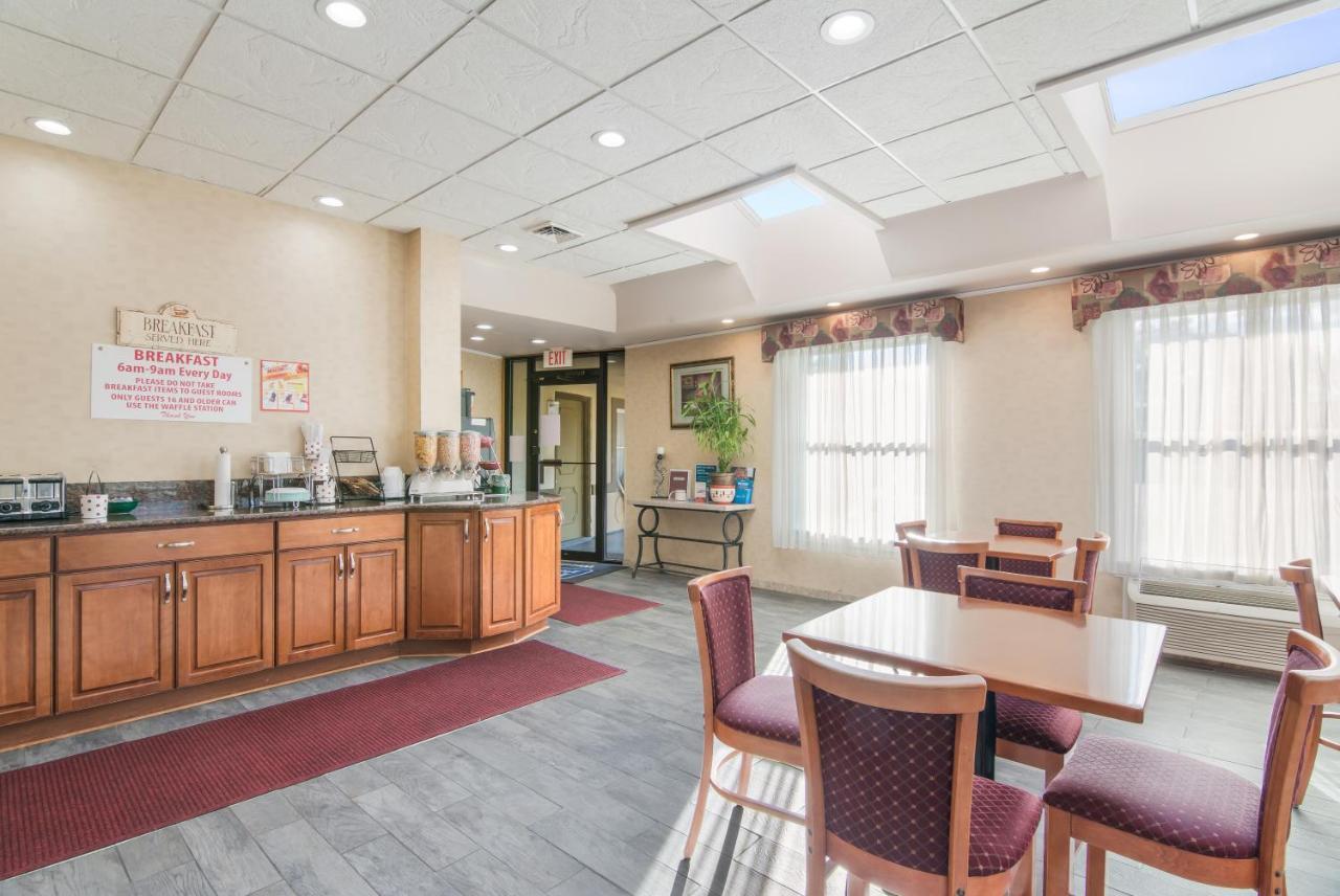 Rodeway Inn Weedsport Esterno foto