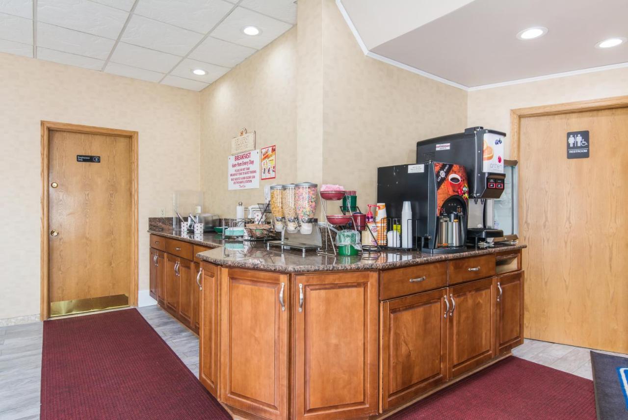Rodeway Inn Weedsport Esterno foto