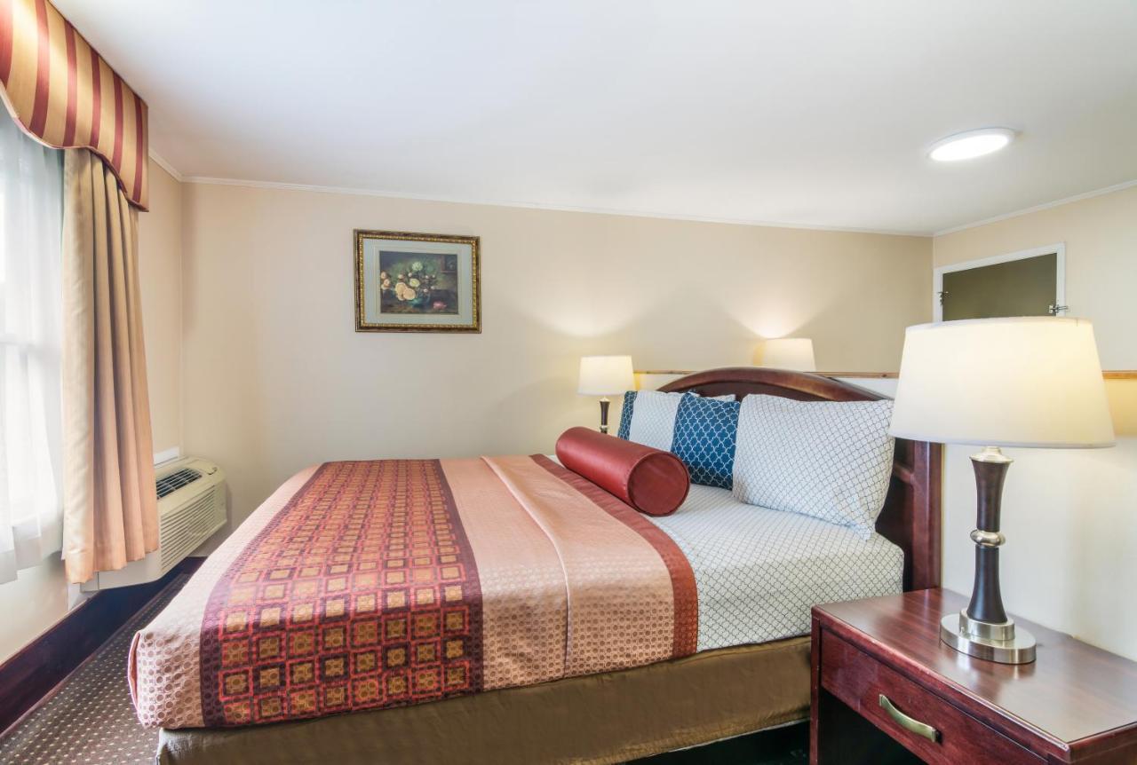 Rodeway Inn Weedsport Esterno foto