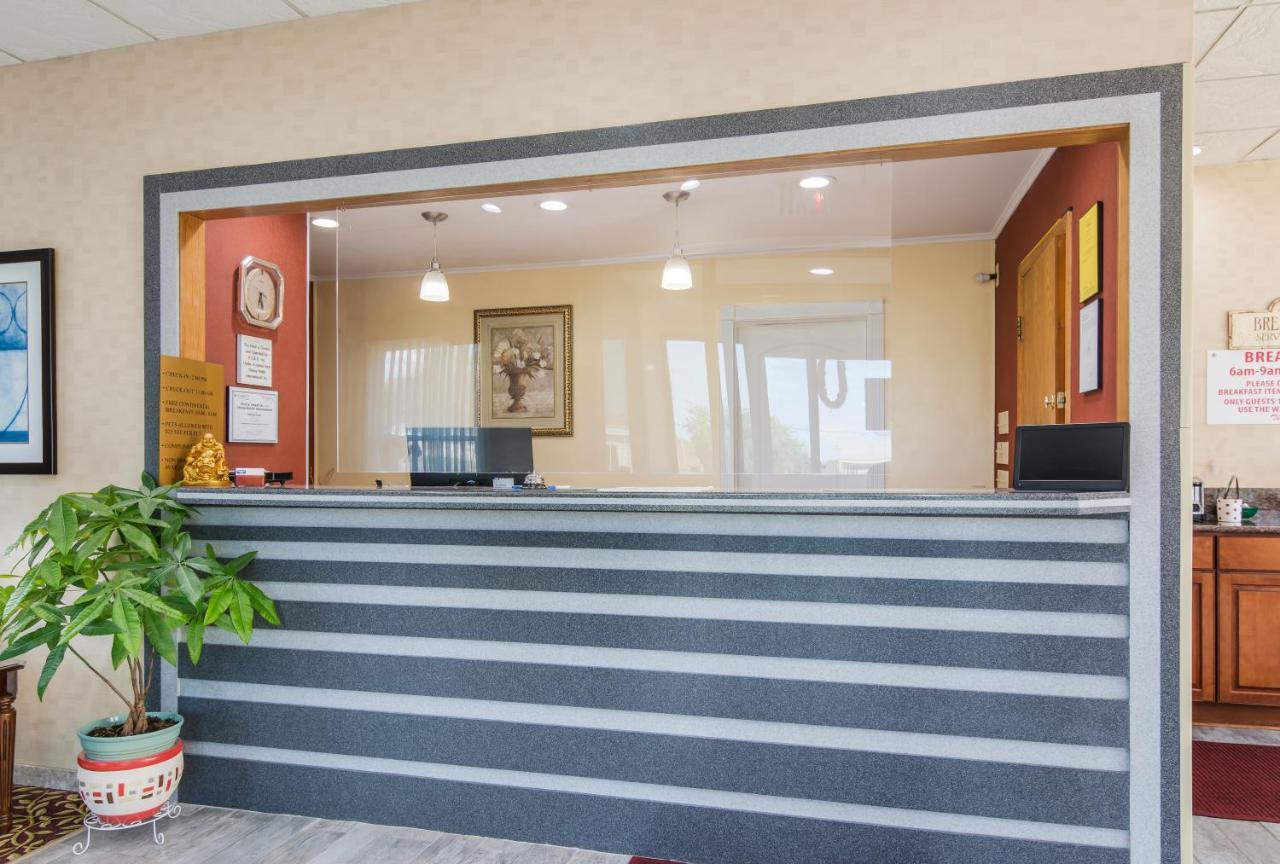 Rodeway Inn Weedsport Esterno foto