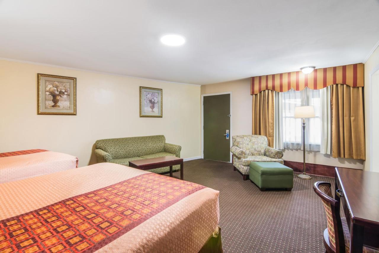 Rodeway Inn Weedsport Esterno foto
