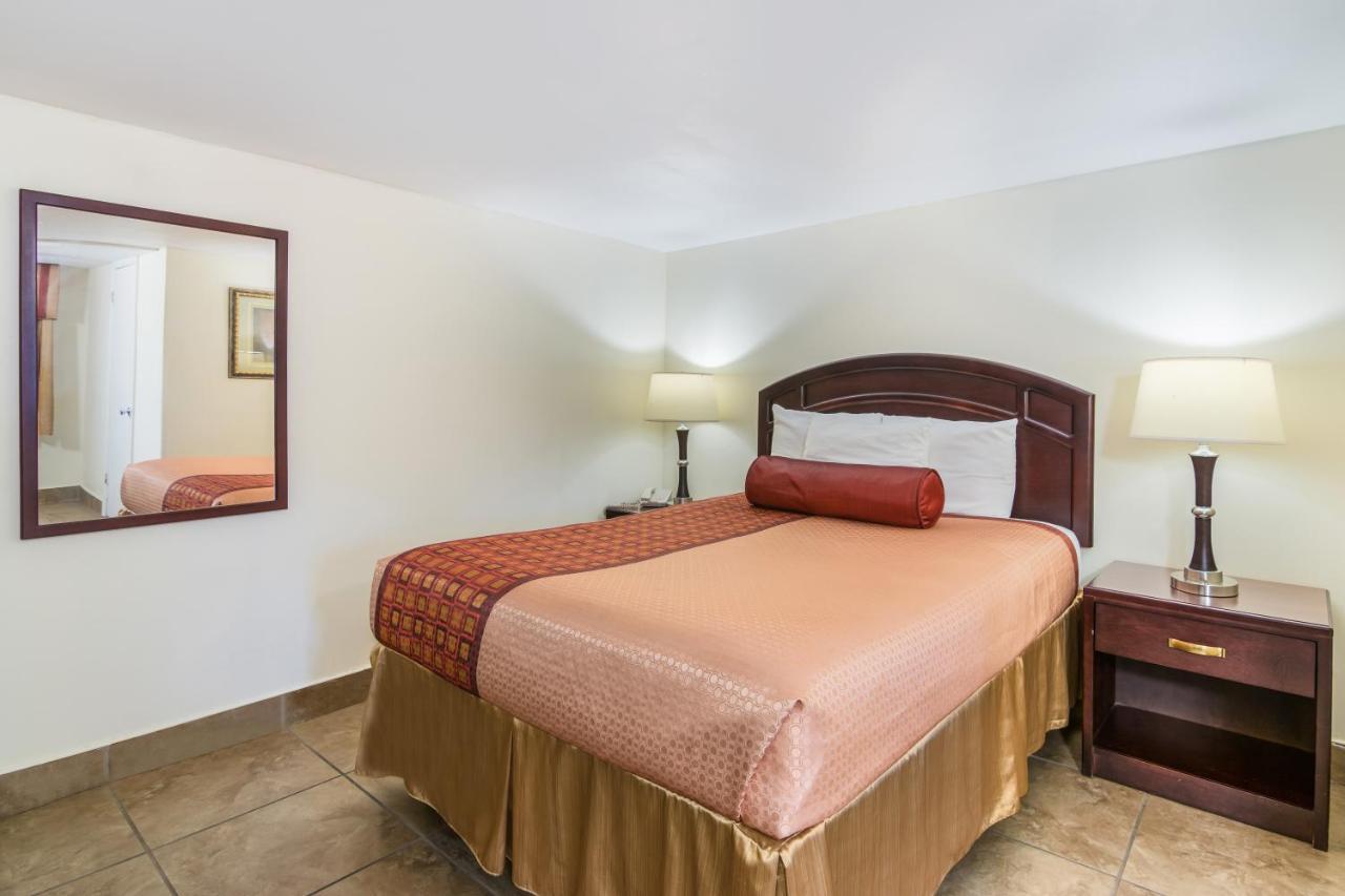 Rodeway Inn Weedsport Esterno foto