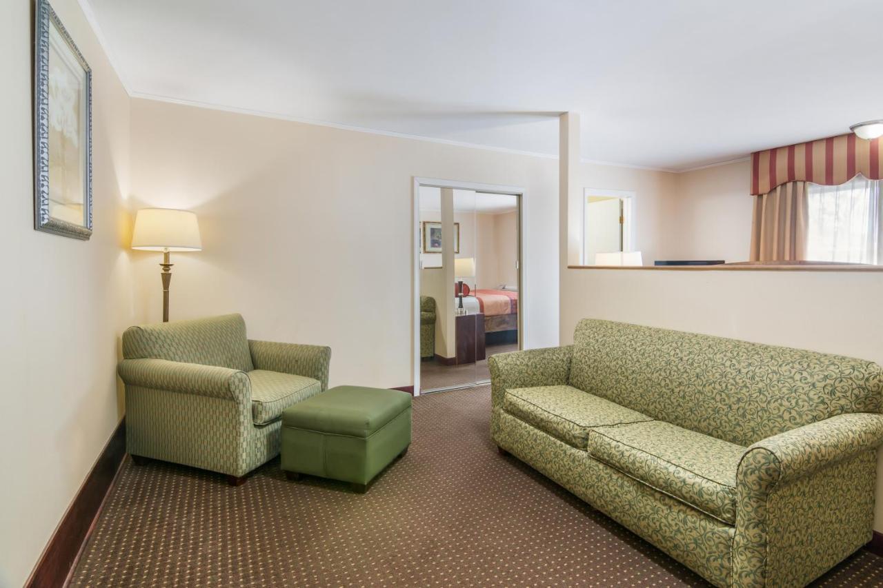 Rodeway Inn Weedsport Esterno foto