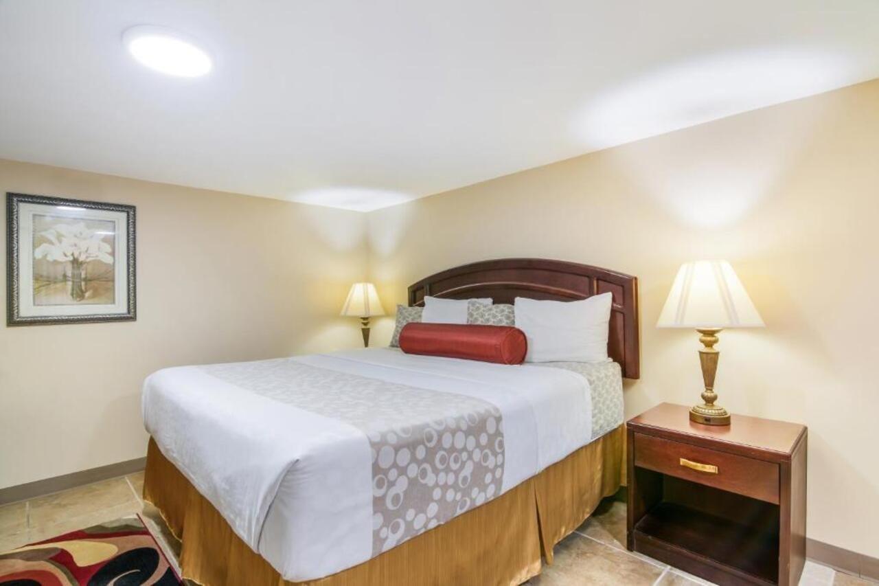Rodeway Inn Weedsport Esterno foto