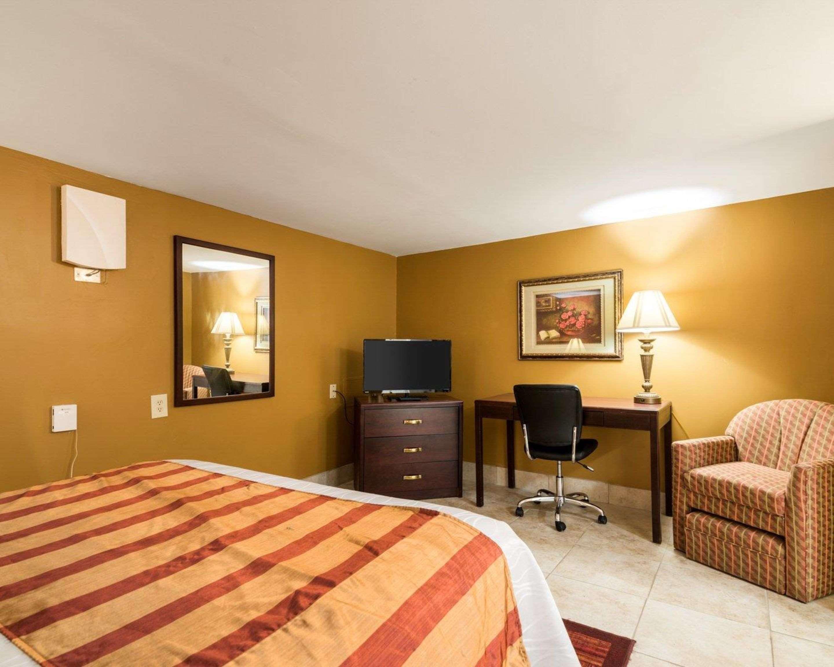 Rodeway Inn Weedsport Esterno foto