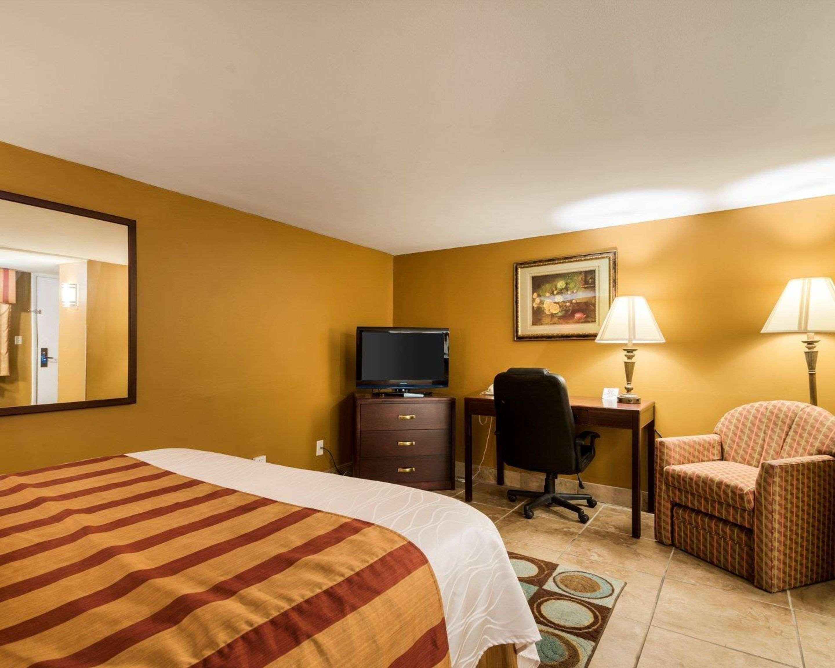 Rodeway Inn Weedsport Esterno foto