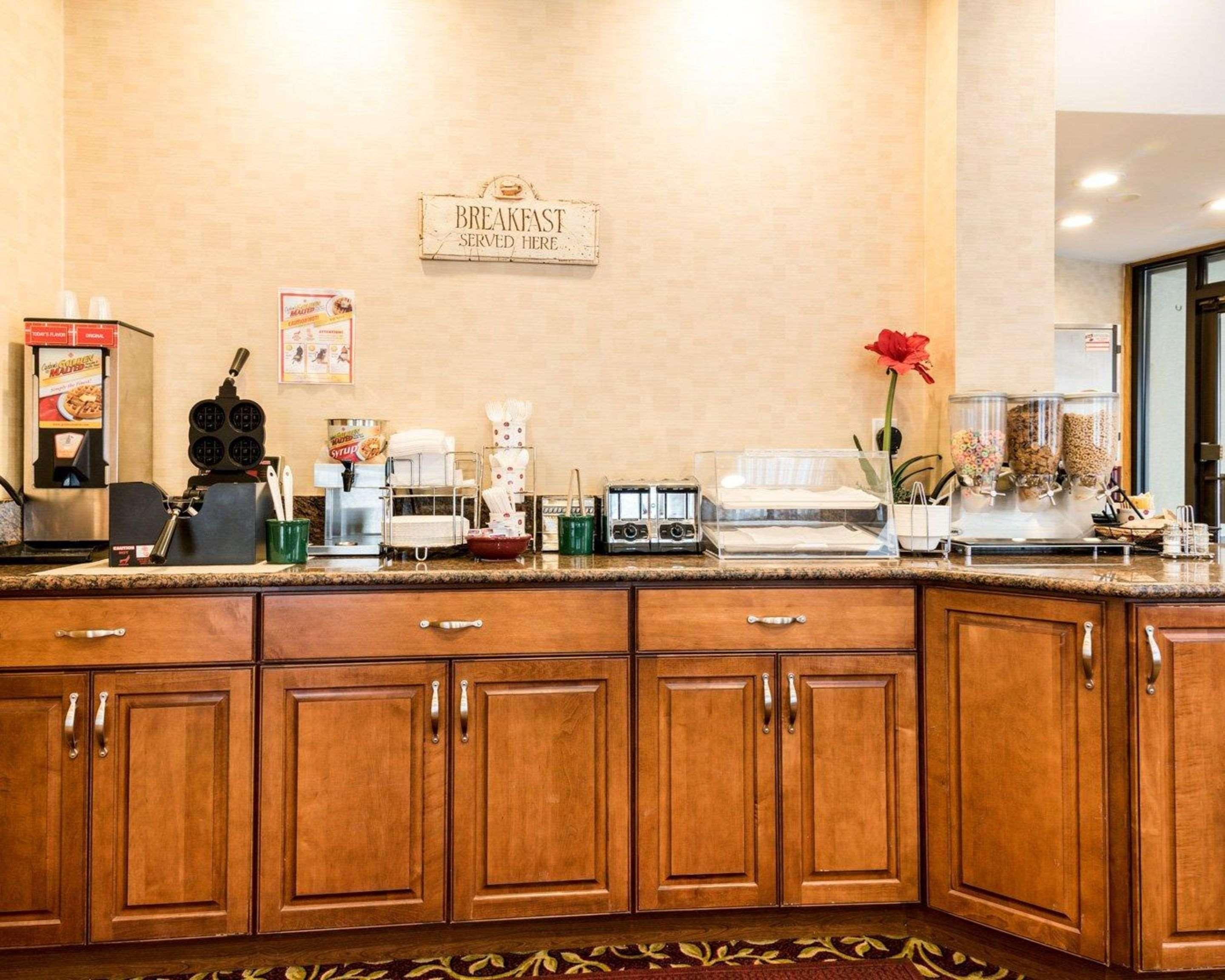 Rodeway Inn Weedsport Esterno foto