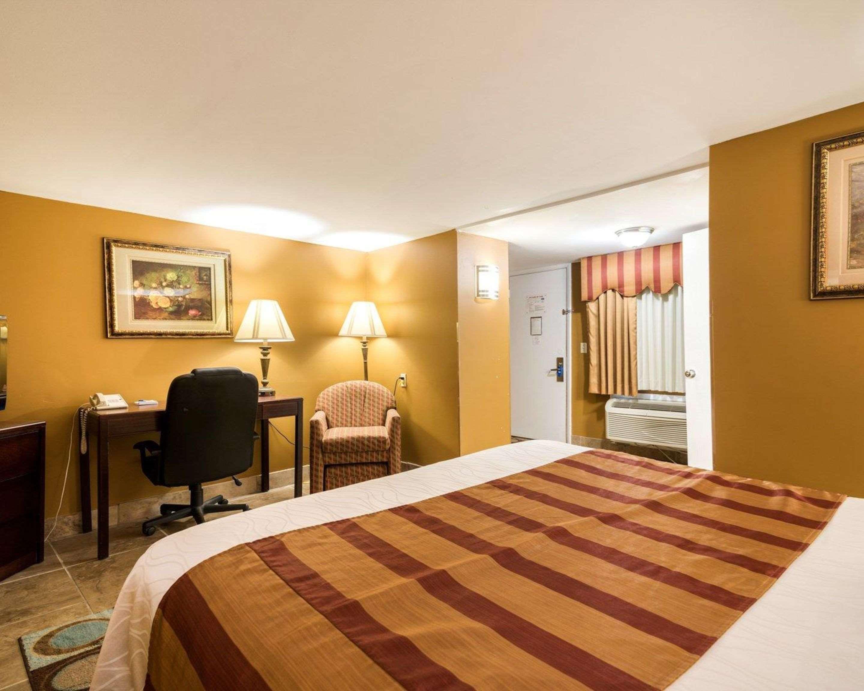 Rodeway Inn Weedsport Esterno foto