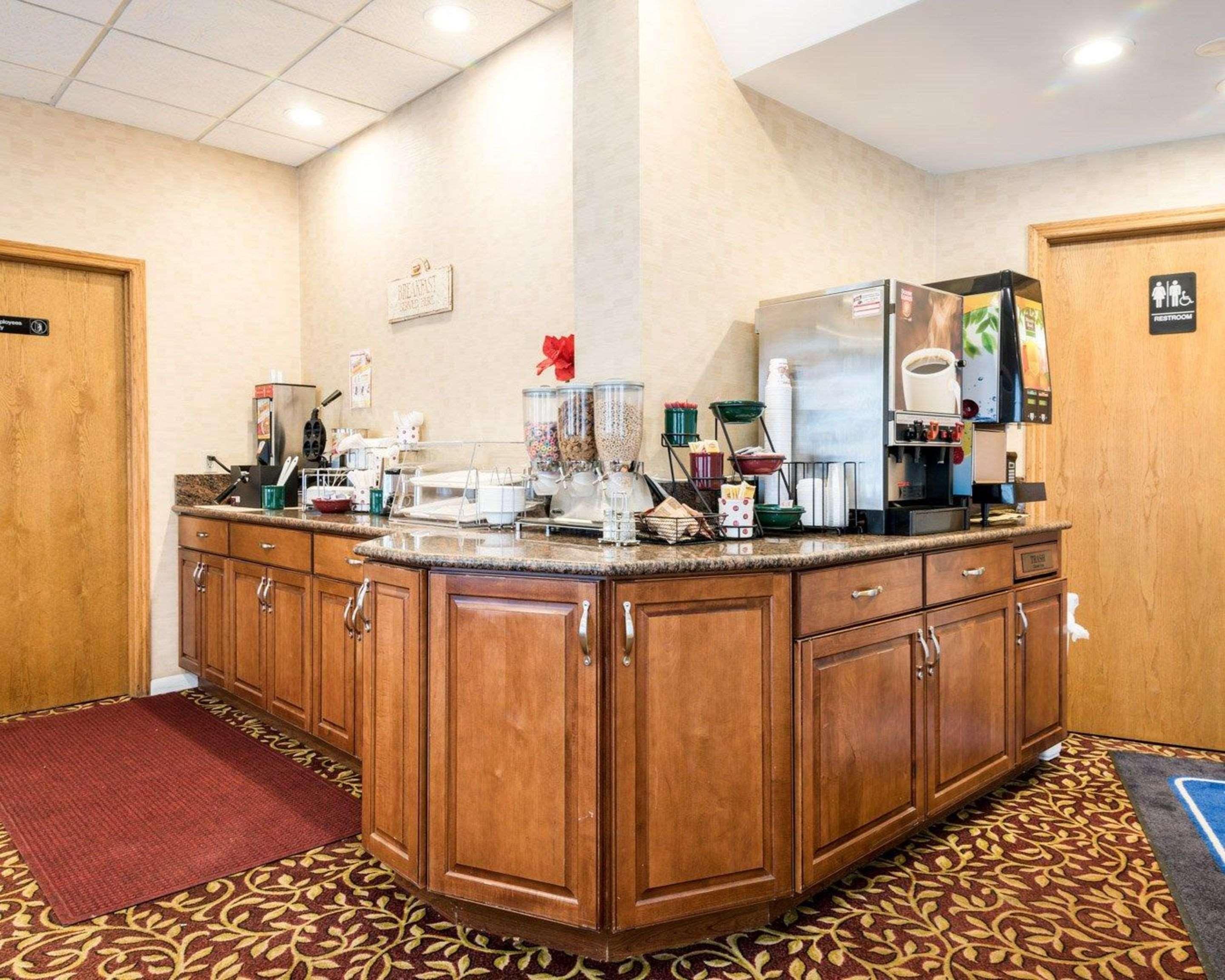 Rodeway Inn Weedsport Esterno foto