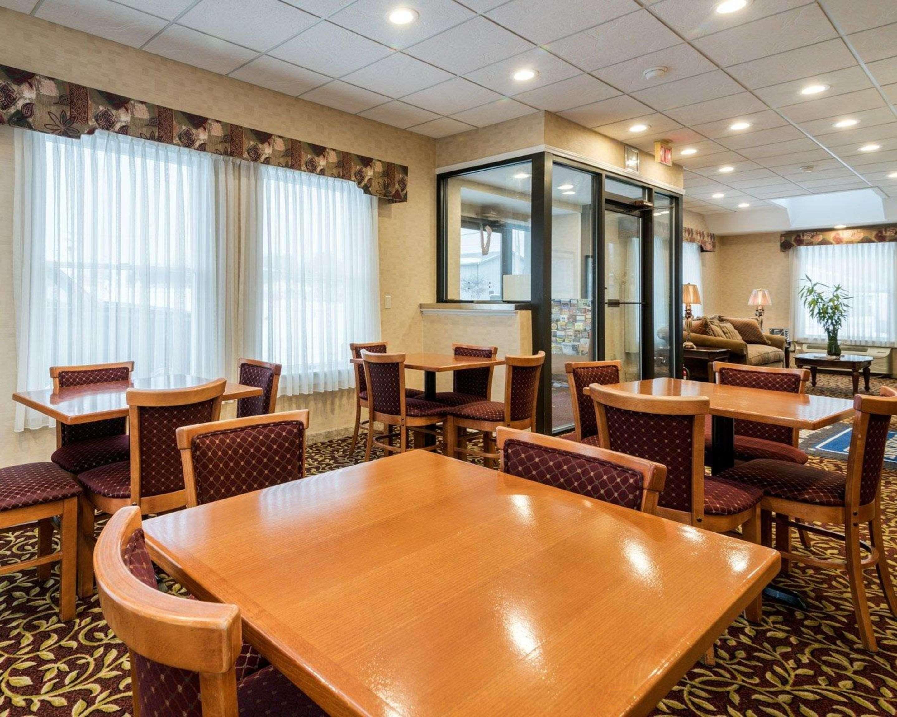 Rodeway Inn Weedsport Esterno foto